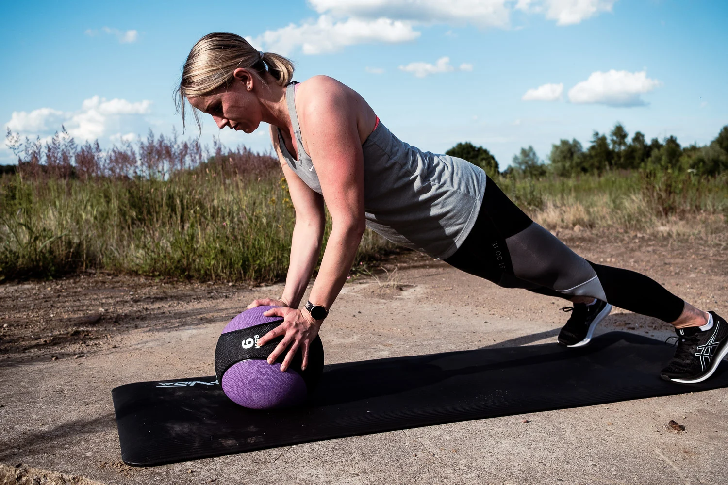 Kim beim Training mit einem Medizinball im Freien